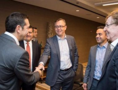 Οι ομογενείς επιχειρηματίες έβγαλαν τις γραβάτες και χαιρέτησαν τον Αλέξη Τσίπρα στο Σικάγο (φωτό)